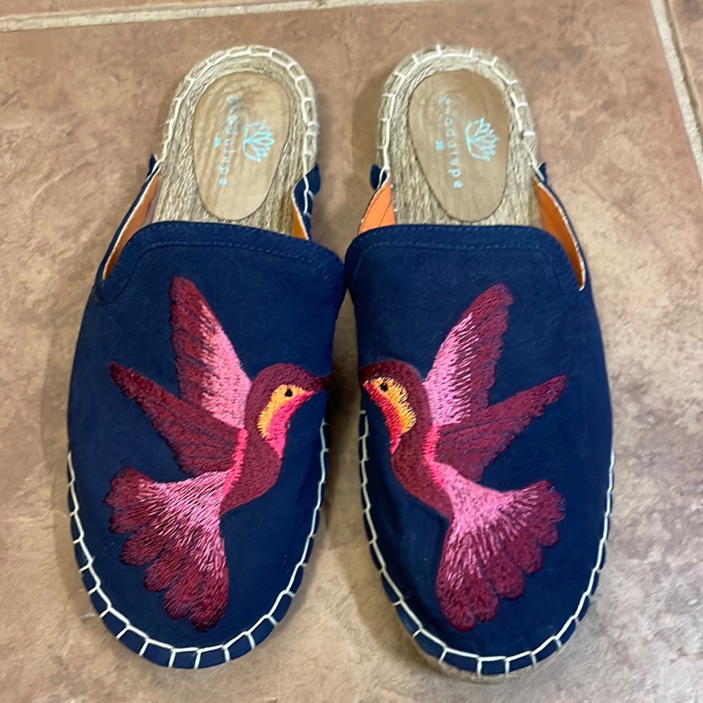 Guadalupe espadrille slides. Size 39. Navy with hummingbird.